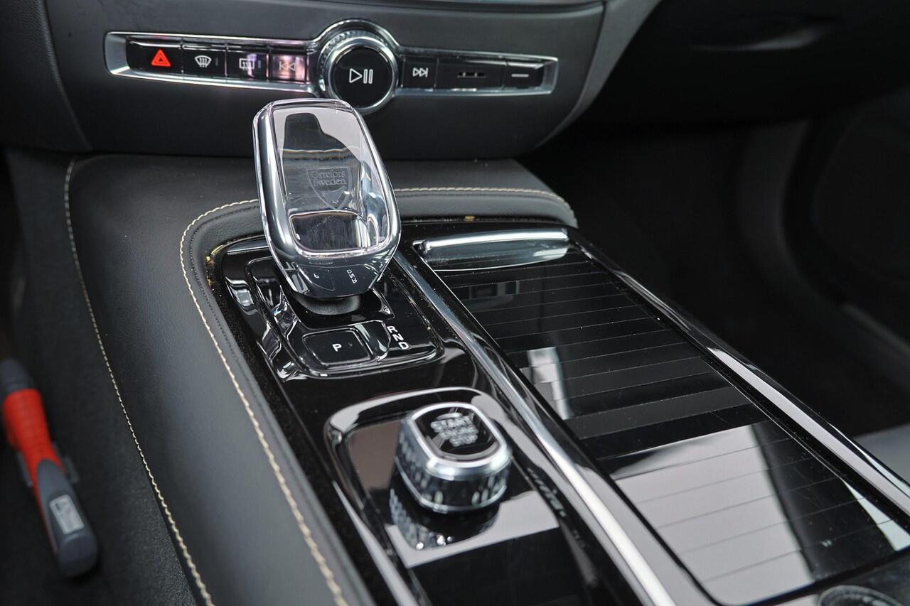 Volvo V60 T6 Recharge AWD Plus Dark - IntelliSafe Assist & Surround - 360º Camera - Harman/Kardon audio - Verwarmde voorstoelen, stuur & achterbank - Parkeersensoren voor & achter - Elektr. bedienb. voorstoelen met geheugen - Elektr. inklapbare trekhaak - 18' LMV