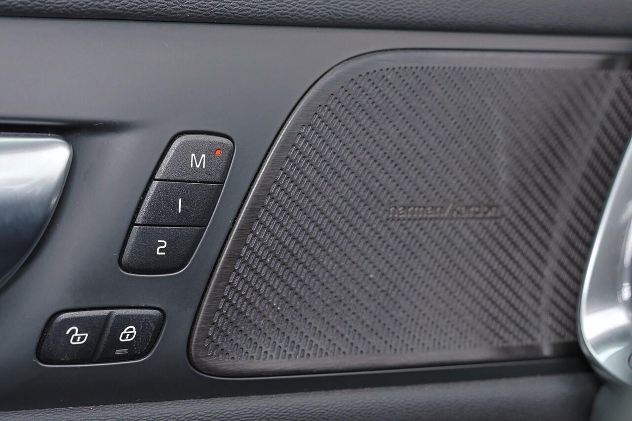 Volvo V60 T6 Recharge AWD Plus Dark - IntelliSafe Assist & Surround - 360º Camera - Harman/Kardon audio - Verwarmde voorstoelen, stuur & achterbank - Parkeersensoren voor & achter - Elektr. bedienb. voorstoelen met geheugen - Elektr. inklapbare trekhaak - 18' LMV