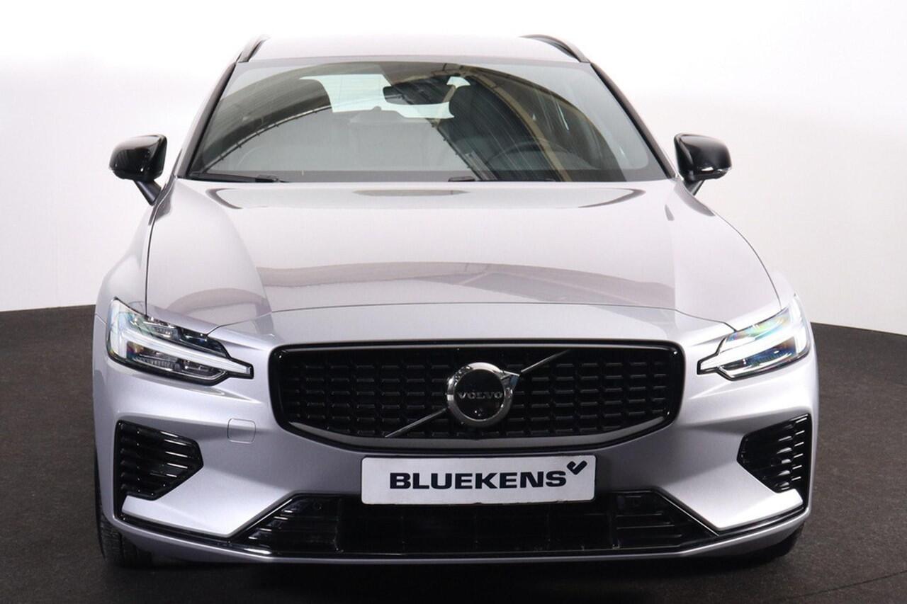 Volvo V60 T6 Recharge AWD Plus Dark - IntelliSafe Assist & Surround - 360º Camera - Harman/Kardon audio - Verwarmde voorstoelen, stuur & achterbank - Parkeersensoren voor & achter - Elektr. bedienb. voorstoelen met geheugen - Elektr. inklapbare trekhaak - 18' LMV