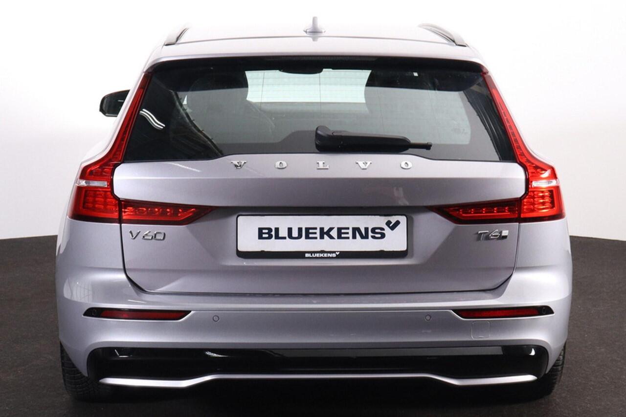 Volvo V60 T6 Recharge AWD Plus Dark - IntelliSafe Assist & Surround - 360º Camera - Harman/Kardon audio - Verwarmde voorstoelen, stuur & achterbank - Parkeersensoren voor & achter - Elektr. bedienb. voorstoelen met geheugen - Elektr. inklapbare trekhaak - 18' LMV