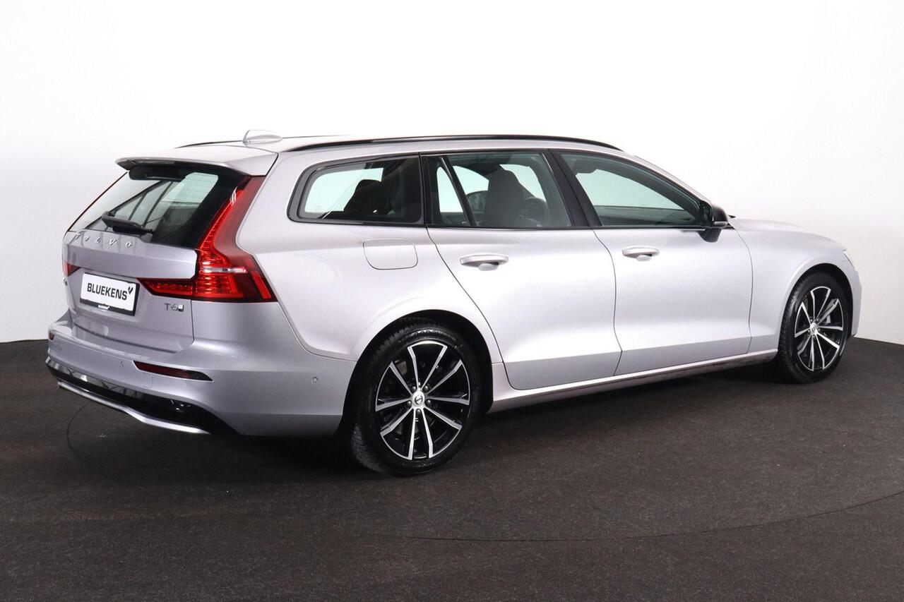 Volvo V60 T6 Recharge AWD Plus Dark - IntelliSafe Assist & Surround - 360º Camera - Harman/Kardon audio - Verwarmde voorstoelen, stuur & achterbank - Parkeersensoren voor & achter - Elektr. bedienb. voorstoelen met geheugen - Elektr. inklapbare trekhaak - 18' LMV