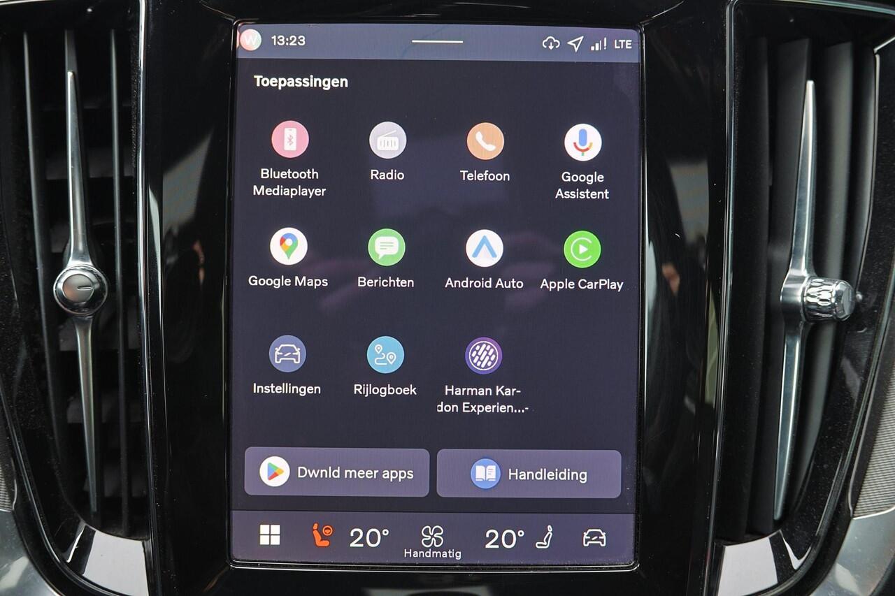 Volvo V60 T6 Recharge AWD Plus Dark - IntelliSafe Assist & Surround - 360º Camera - Harman/Kardon audio - Verwarmde voorstoelen, stuur & achterbank - Parkeersensoren voor & achter - Elektr. bedienb. voorstoelen met geheugen - Elektr. inklapbare trekhaak - 18' LMV