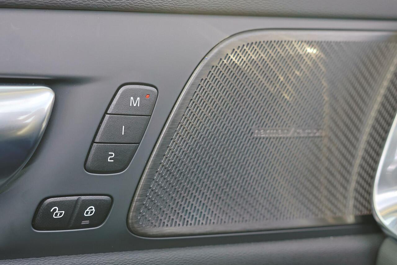 Volvo V60 T6 Recharge AWD Plus Dark - IntelliSafe Assist & Surround - 360º Camera - Harman/Kardon audio - Adaptieve LED koplampen - Verwarmde voorstoelen, stuur & achterbank - Parkeersensoren voor & achter - Elektr. bedienb. voorstoelen met geheugen - Extra getint 