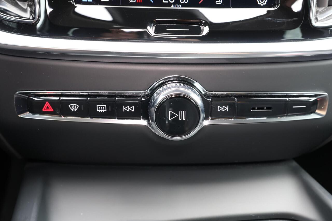 Volvo V60 B4 Essential Edition - IntelliSafe Assist & Surround - Parkeercamera achter - Verwarmde voorstoelen, stuur & achterbank - Parkeersensoren achter - Draadloze tel. lader - Extra getint glas - 17' LMV