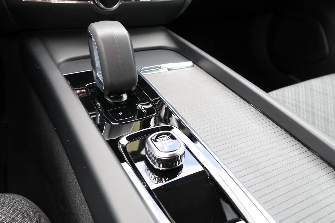 Volvo V60 B4 Essential Edition - IntelliSafe Assist & Surround - Parkeercamera achter - Verwarmde voorstoelen, stuur & achterbank - Parkeersensoren achter - Draadloze tel. lader - Extra getint glas - 17' LMV