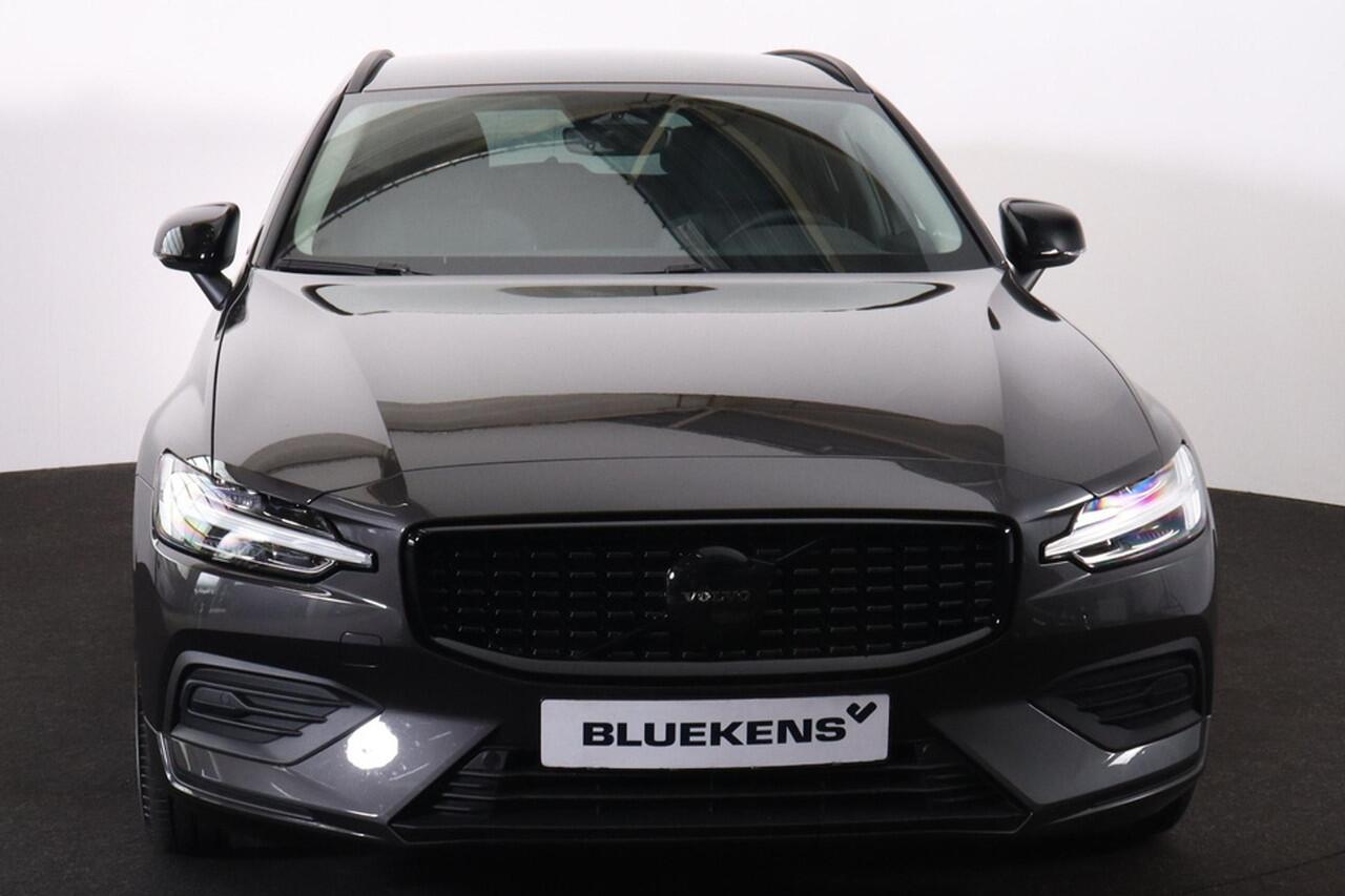 Volvo V60 B4 Essential Edition - IntelliSafe Assist & Surround - Parkeercamera achter - Verwarmde voorstoelen, stuur & achterbank - Parkeersensoren achter - Draadloze tel. lader - Extra getint glas - 17' LMV