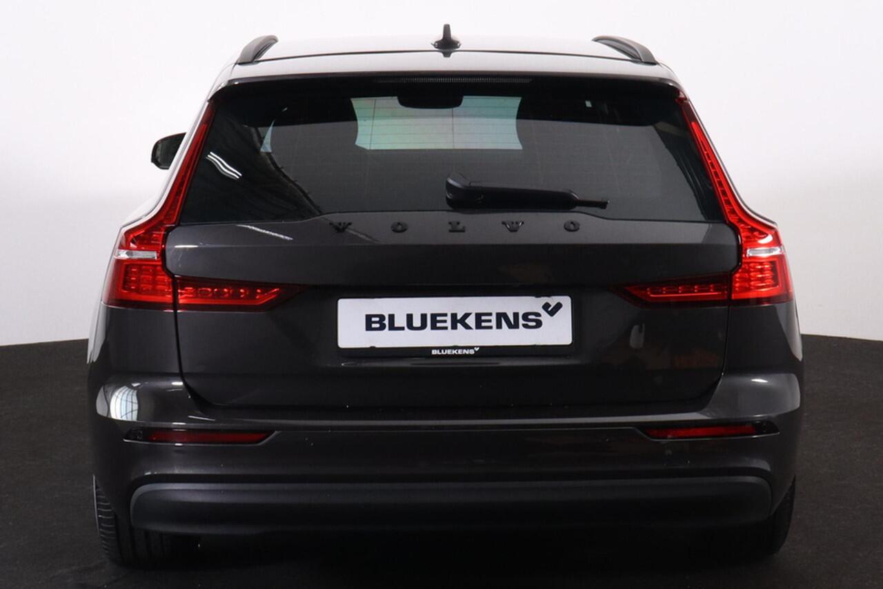 Volvo V60 B4 Essential Edition - IntelliSafe Assist & Surround - Parkeercamera achter - Verwarmde voorstoelen, stuur & achterbank - Parkeersensoren achter - Draadloze tel. lader - Extra getint glas - 17' LMV