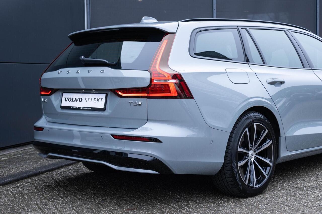 Volvo V60 T6 Plug-in hybrid AWD Plus Dark | Trekhaak | Verwarmbare voorstoelen+stuurwiel+achterbank | Rondom zichtcamera | Premium audio by Harman Kardon | Verwarmbare voorruit | 18 inch Lichtmetalen velgen