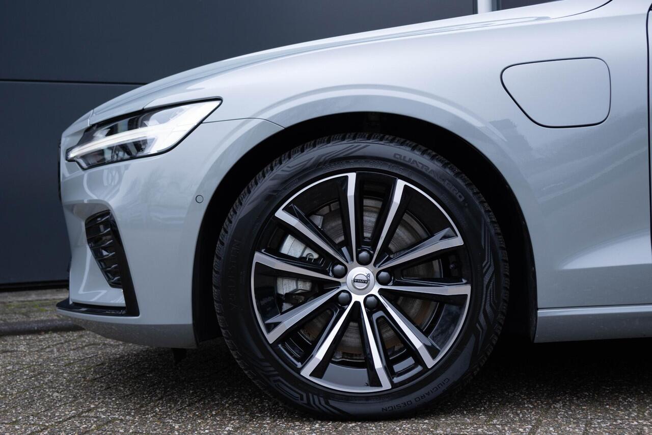 Volvo V60 T6 Plug-in hybrid AWD Plus Dark | Trekhaak | Verwarmbare voorstoelen+stuurwiel+achterbank | Rondom zichtcamera | Premium audio by Harman Kardon | Verwarmbare voorruit | 18 inch Lichtmetalen velgen