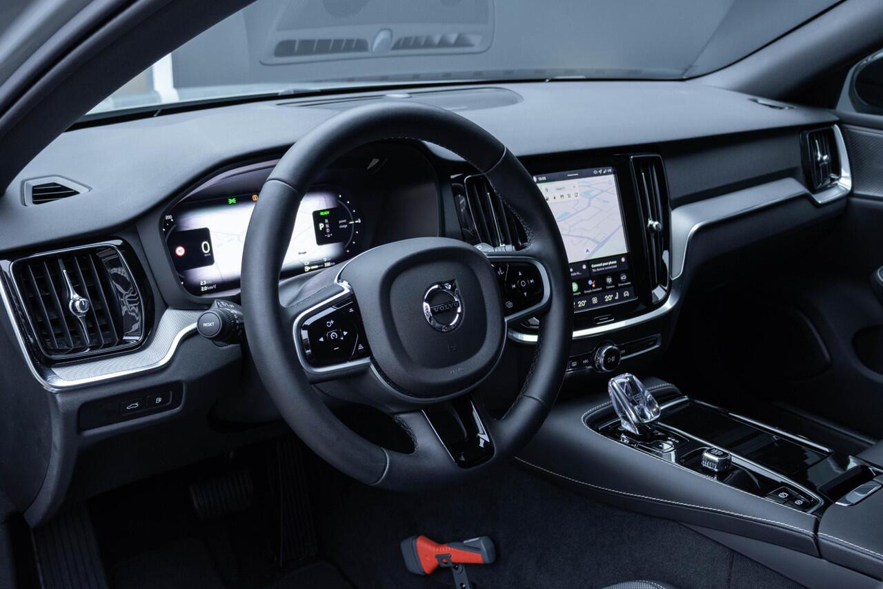 Volvo V60 T6 Plug-in hybrid AWD Plus Dark | Trekhaak | Verwarmbare voorstoelen+stuurwiel+achterbank | Rondom zichtcamera | Premium audio by Harman Kardon | Verwarmbare voorruit | 18 inch Lichtmetalen velgen