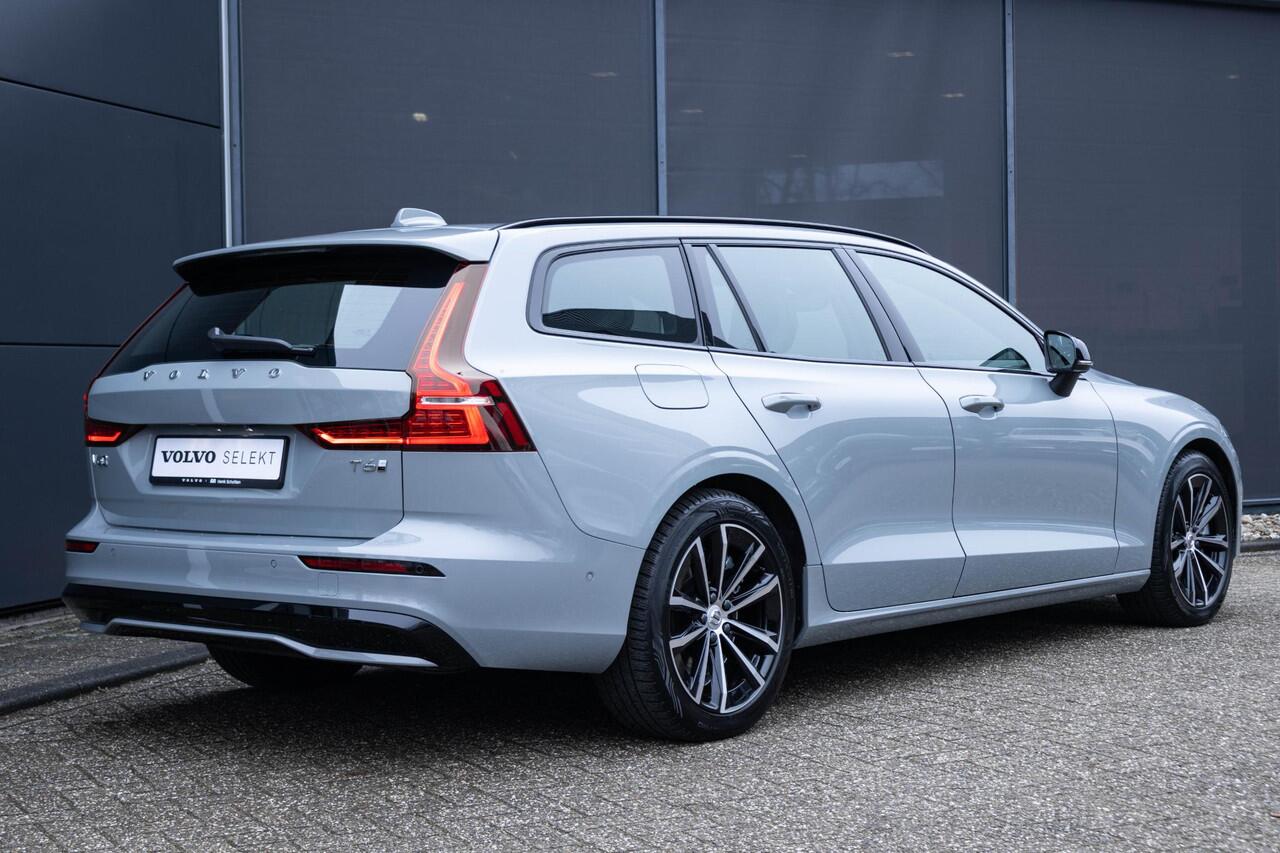 Volvo V60 T6 Plug-in hybrid AWD Plus Dark | Trekhaak | Verwarmbare voorstoelen+stuurwiel+achterbank | Rondom zichtcamera | Premium audio by Harman Kardon | Verwarmbare voorruit | 18 inch Lichtmetalen velgen