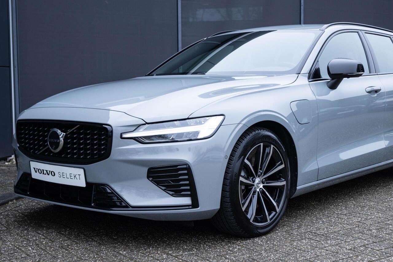 Volvo V60 T6 Plug-in hybrid AWD Plus Dark | Trekhaak | Verwarmbare voorstoelen+stuurwiel+achterbank | Rondom zichtcamera | Premium audio by Harman Kardon | Verwarmbare voorruit | 18 inch Lichtmetalen velgen
