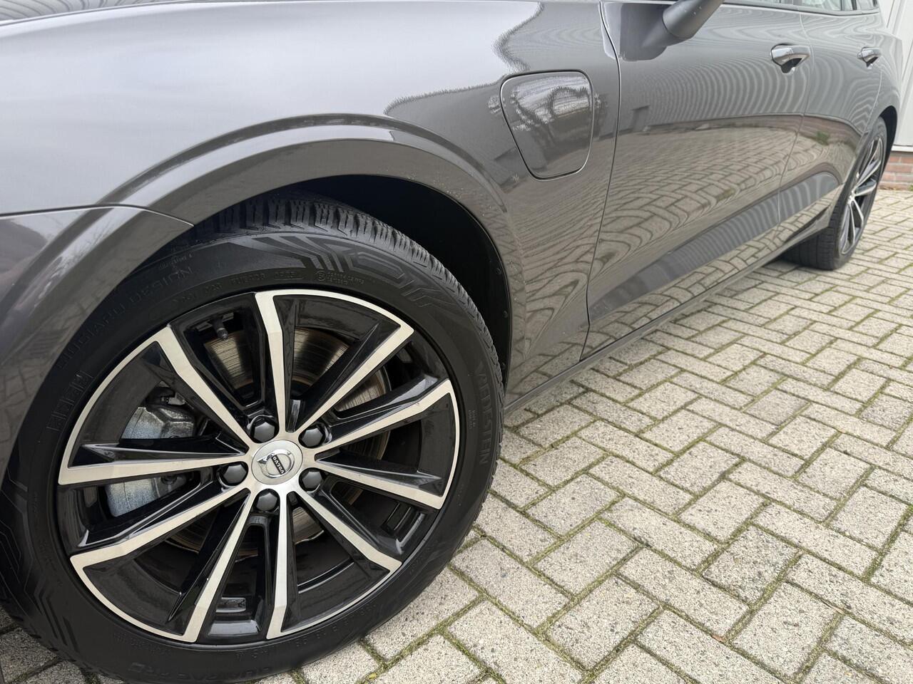 Volvo V60 2.0 T6 Plug-in hybrid AWD Plus Dark l Verwarmbare Voorruit l Trekhaak l 360 camera l