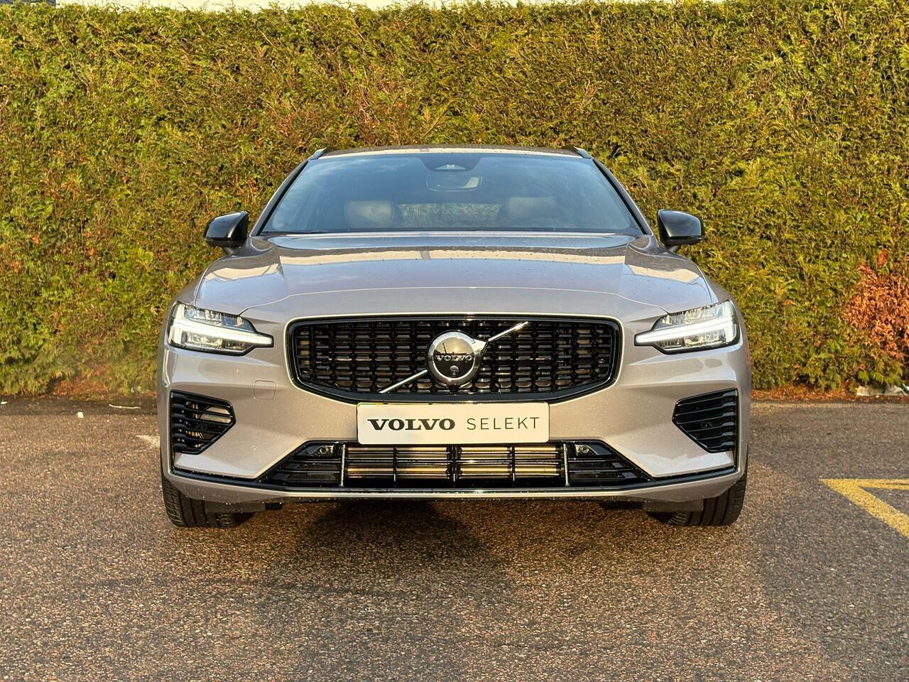 Volvo V60 2.0 T6 Plug-in hybrid AWD Plus Dark | Harman/Kardon | 360 Camera | Memory | Trekhaak |