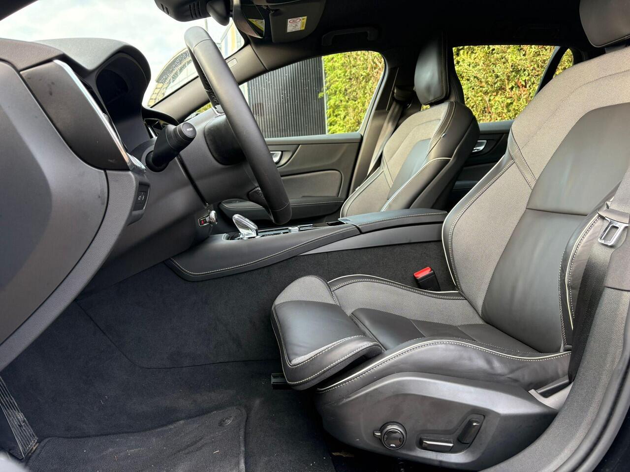 Volvo V60 2.0 T6 Plug-in hybrid AWD Plus Dark | Harman/Kardon | Stoel & Stuur verwarming | Memory | Trekhaak |