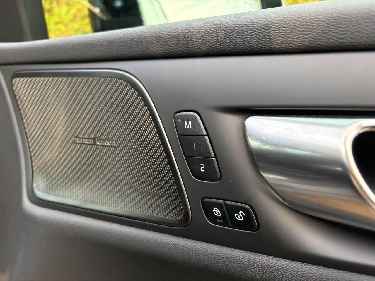 Volvo V60 2.0 T6 Plug-in hybrid AWD Plus Dark | Harman/Kardon | Stoel & Stuur verwarming | Memory | Trekhaak |