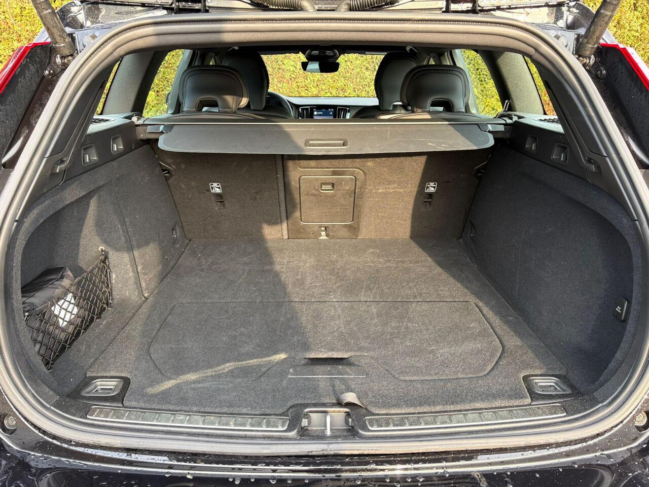 Volvo V60 2.0 T6 Plug-in hybrid AWD Plus Dark | Harman/Kardon | Stoel & Stuur verwarming | Memory | Trekhaak |