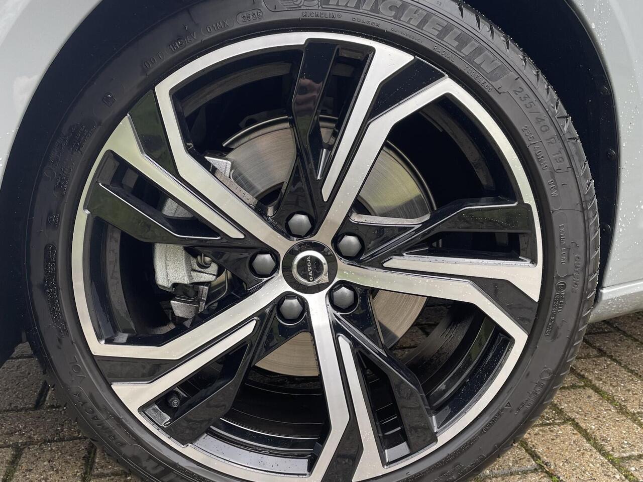 Volvo V60 B4 Plus Dark l Schuif/kantel dak l