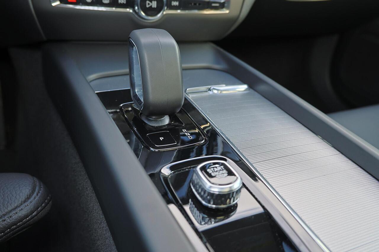 Volvo V60 B4 Plus Dark - Panorama/schuifdak - IntelliSafe Assist & Surround - 360º Camera - Harman/Kardon audio - Adaptieve LED koplampen - Verwarmde voorstoelen, stuur & achterbank - Parkeersensoren voor & achter - Elektr. bedienb. voorstoelen met geheugen - Draad