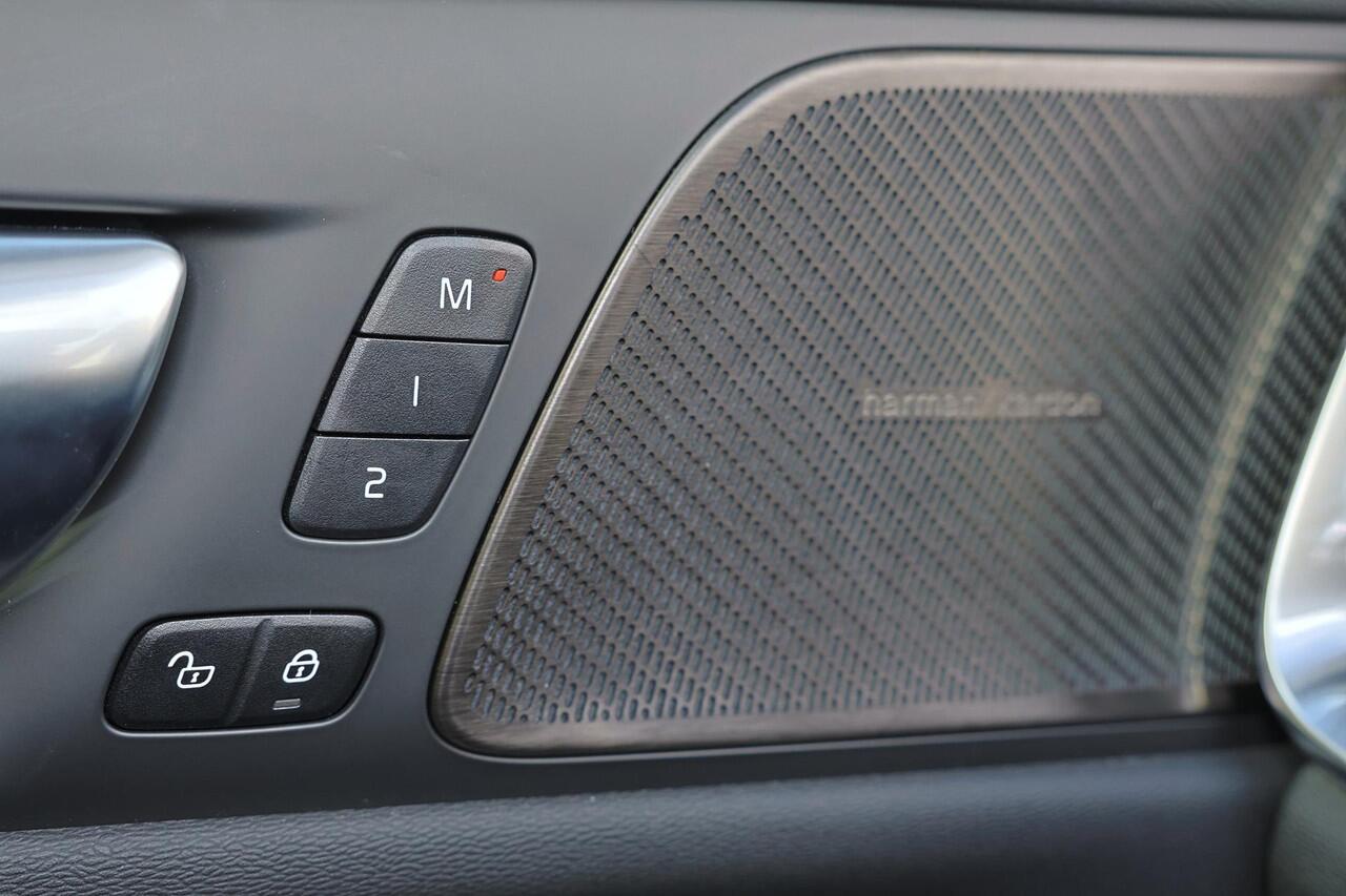 Volvo V60 B4 Plus Dark - Panorama/schuifdak - IntelliSafe Assist & Surround - 360º Camera - Harman/Kardon audio - Adaptieve LED koplampen - Verwarmde voorstoelen, stuur & achterbank - Parkeersensoren voor & achter - Elektr. bedienb. voorstoelen met geheugen - Draad