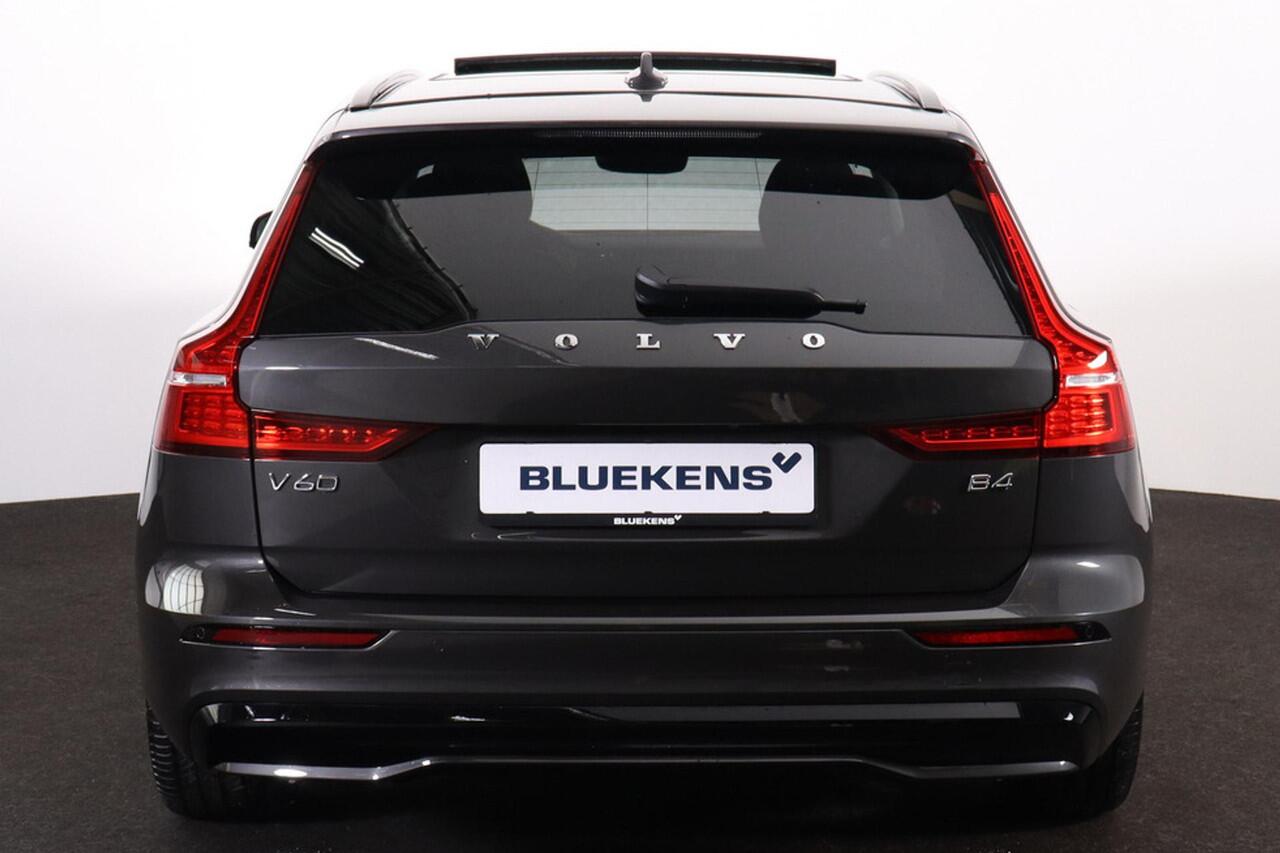 Volvo V60 B4 Plus Dark - Panorama/schuifdak - IntelliSafe Assist & Surround - 360º Camera - Harman/Kardon audio - Adaptieve LED koplampen - Verwarmde voorstoelen, stuur & achterbank - Parkeersensoren voor & achter - Elektr. bedienb. voorstoelen met geheugen - Draad