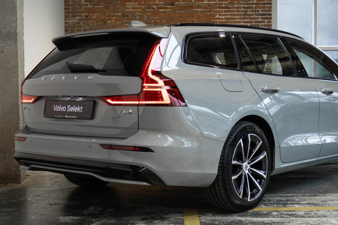 Volvo V60 T6 Plug-in hybrid AWD Plus Dark | Lederen Bekleding | Google Infotainment | Parkeercamera | Parkeersensoren voor + achter | Stoelverwarming | Stuurwielverwarming | Harman Kardon Premium Audio |