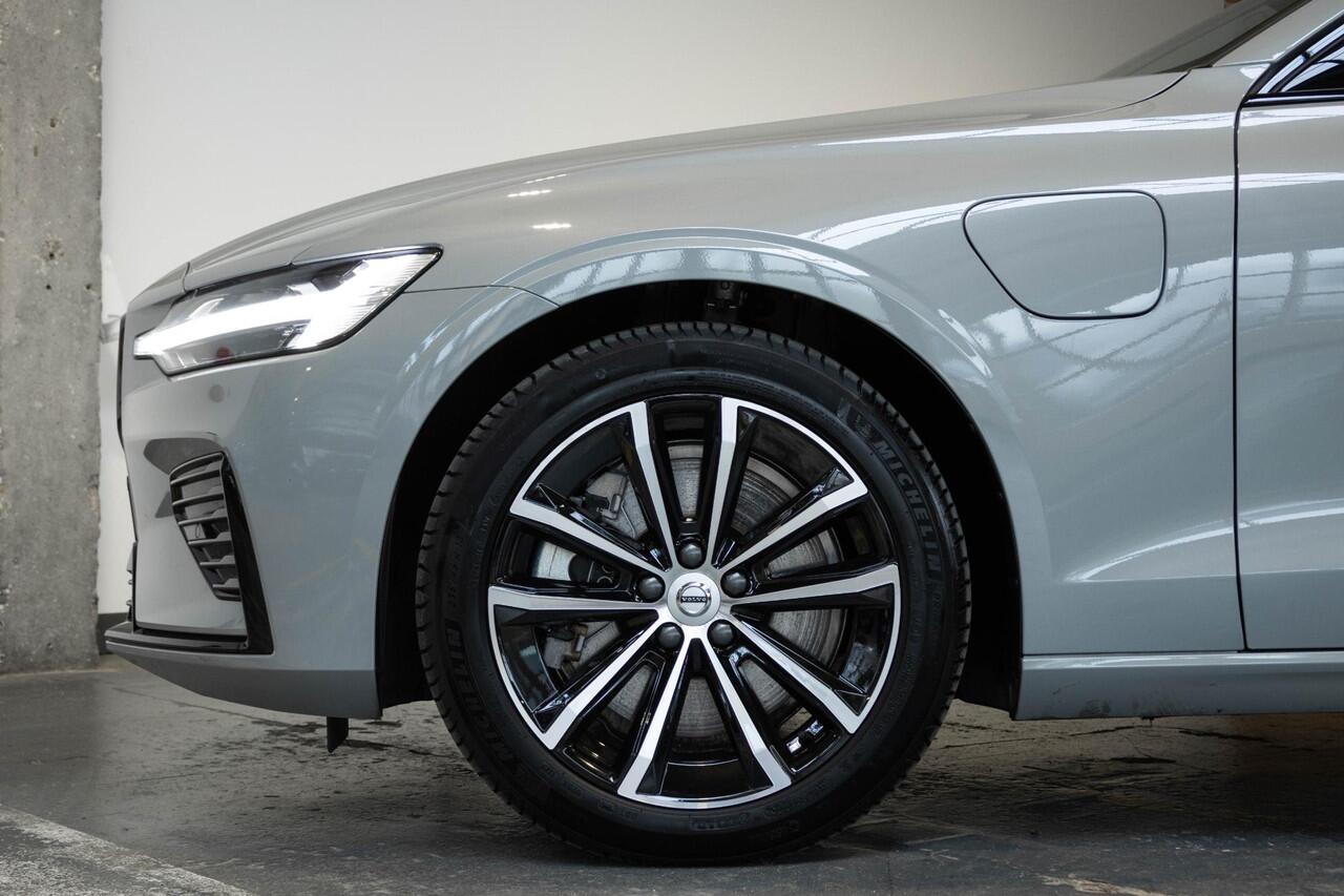 Volvo V60 T6 Plug-in hybrid AWD Plus Dark | Lederen Bekleding | Google Infotainment | Parkeercamera | Parkeersensoren voor + achter | Stoelverwarming | Stuurwielverwarming | Harman Kardon Premium Audio |