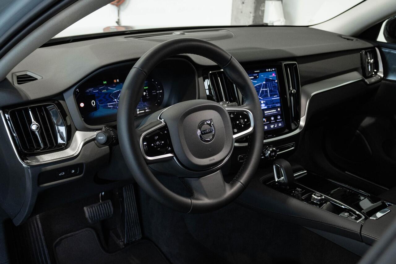 Volvo V60 T6 Plug-in hybrid AWD Plus Dark | Lederen Bekleding | Google Infotainment | Parkeercamera | Parkeersensoren voor + achter | Stoelverwarming | Stuurwielverwarming | Harman Kardon Premium Audio |