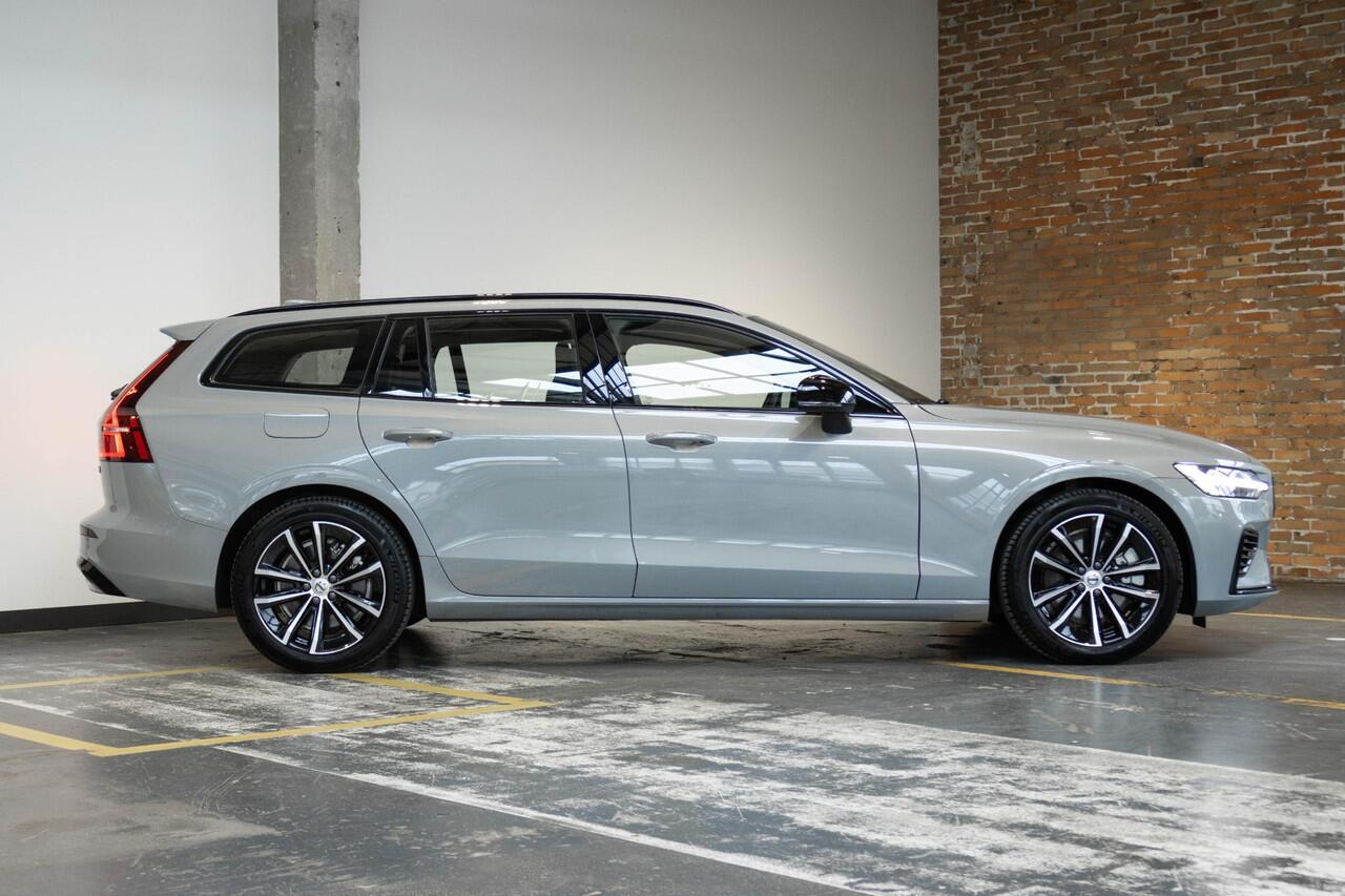 Volvo V60 T6 Plug-in hybrid AWD Plus Dark | Lederen Bekleding | Google Infotainment | Parkeercamera | Parkeersensoren voor + achter | Stoelverwarming | Stuurwielverwarming | Harman Kardon Premium Audio |