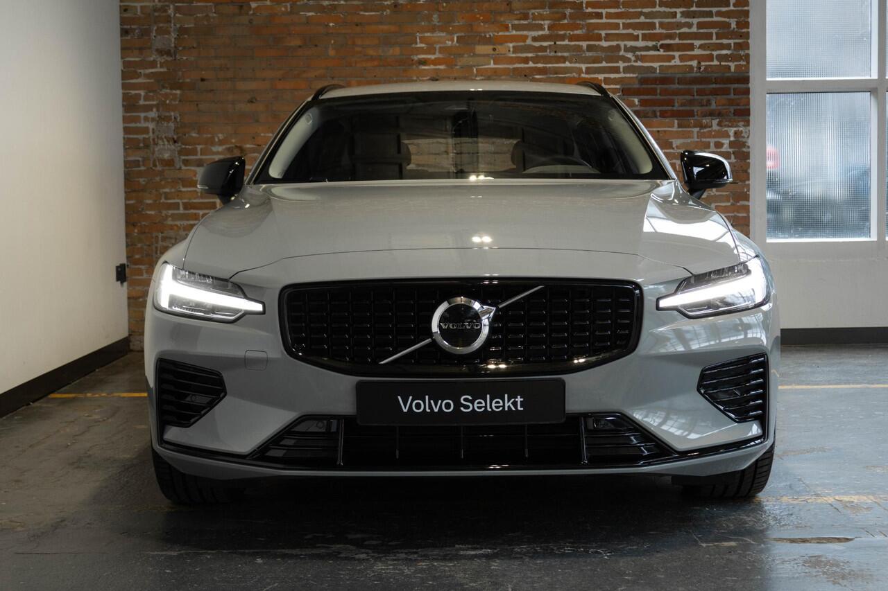 Volvo V60 T6 Plug-in hybrid AWD Plus Dark | Lederen Bekleding | Google Infotainment | Parkeercamera | Parkeersensoren voor + achter | Stoelverwarming | Stuurwielverwarming | Harman Kardon Premium Audio |