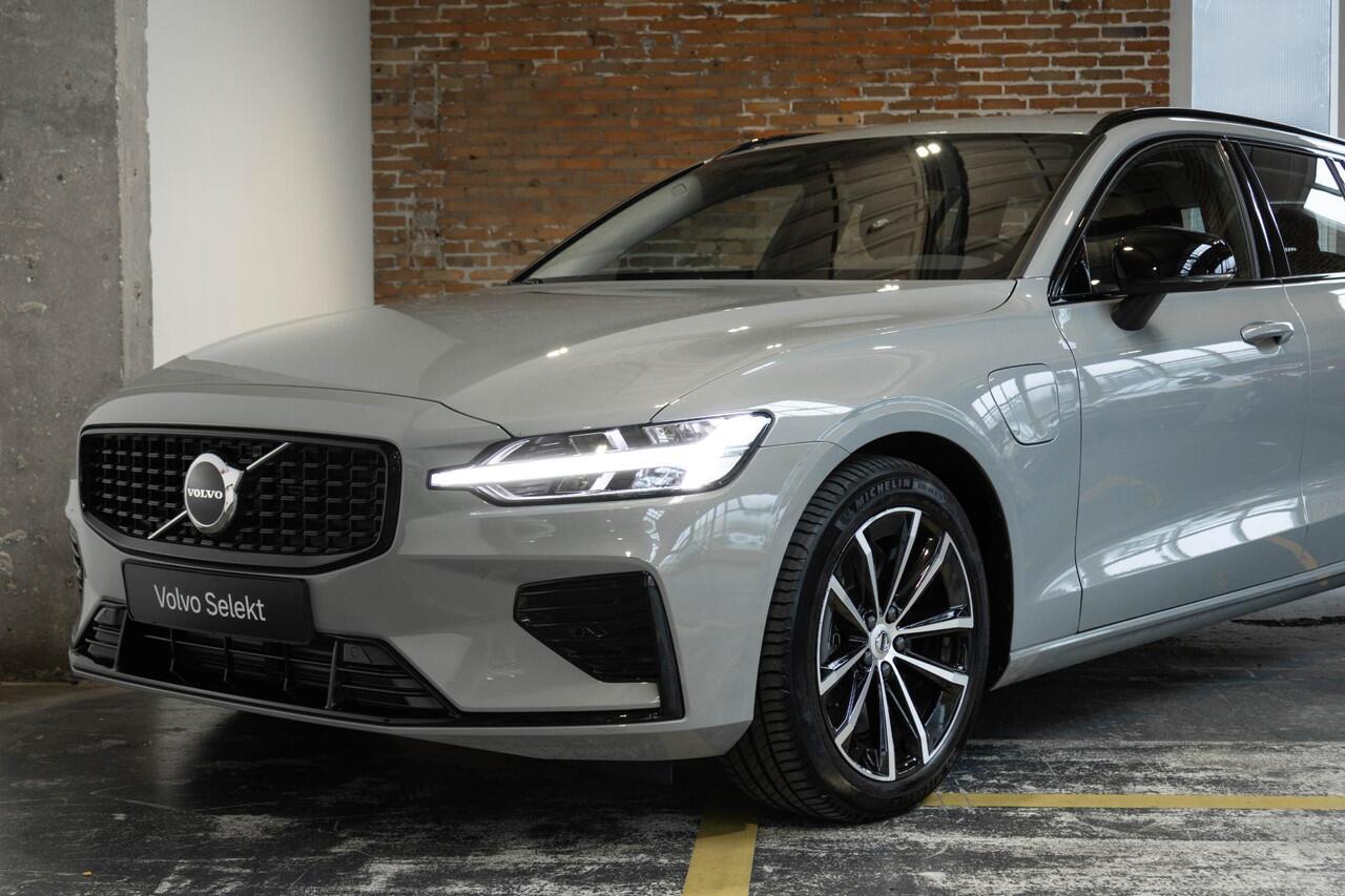 Volvo V60 T6 Plug-in hybrid AWD Plus Dark | Lederen Bekleding | Google Infotainment | Parkeercamera | Parkeersensoren voor + achter | Stoelverwarming | Stuurwielverwarming | Harman Kardon Premium Audio |