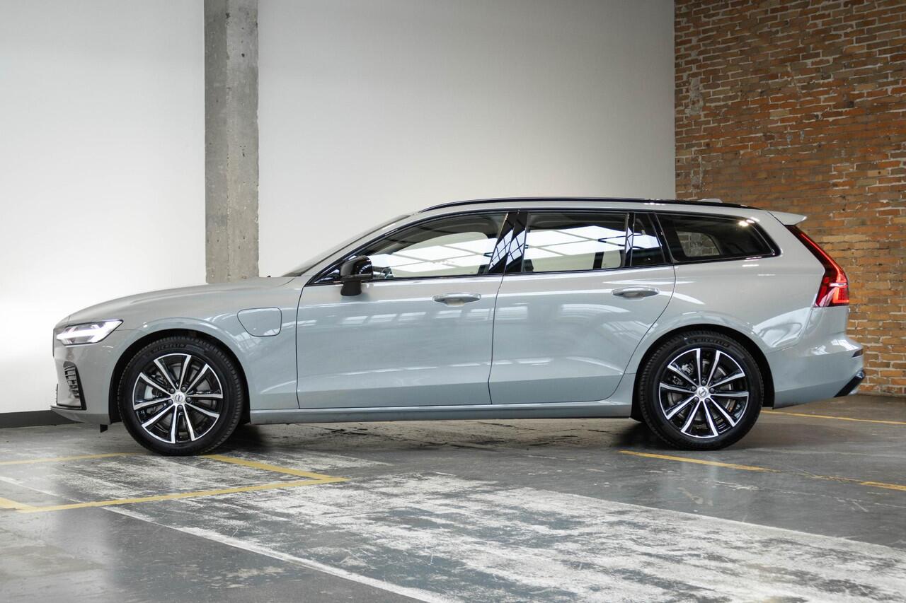 Volvo V60 T6 Plug-in hybrid AWD Plus Dark | Lederen Bekleding | Google Infotainment | Parkeercamera | Parkeersensoren voor + achter | Stoelverwarming | Stuurwielverwarming | Harman Kardon Premium Audio |