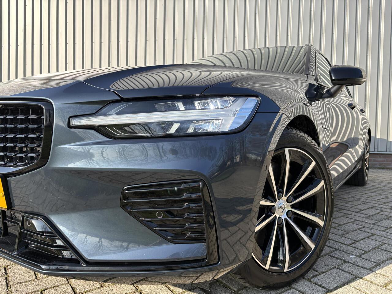 Volvo V60 2.0 T6 Plug-in hybrid AWD Plus Dark l Semi-wegklapbare Trekhaak l