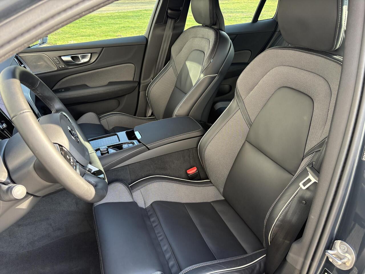 Volvo V60 2.0 T6 Plug-in hybrid AWD Plus Dark l Semi-wegklapbare Trekhaak l