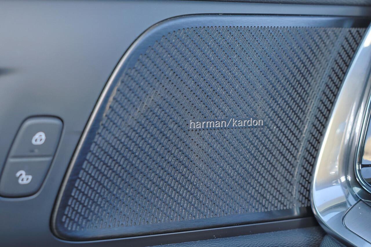 Volvo V60 T6 Recharge AWD Core Bright - IntelliSafe Assist & Surround - 360º Camera - Harman/Kardon audio - Adaptieve LED koplampen - Verwarmde voorstoelen, stuur & achterbank - Parkeersensoren voor & achter - Extra getint glas - 18' LMV