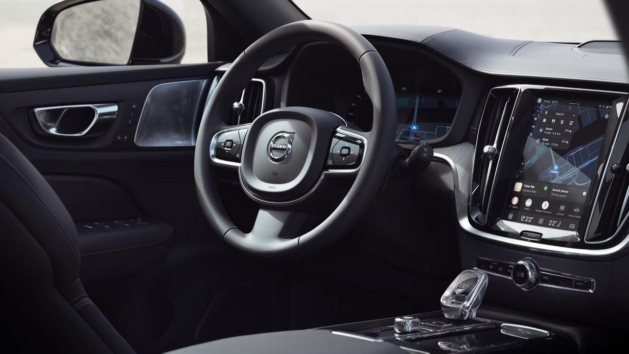 Volvo V60 2.0 T8 Plug-in hybrid AWD Ultra Dark | Bowers & Wilkins | Zwarte hemel | Massage | Stoel ventilatie + Verwarming | Panorama Schuifdak | HUD | Adaptieve Cruise | BLIS | 360° Camera |