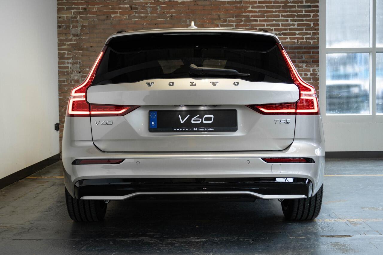 Volvo V60 2.0 T6 Plug-in hybrid AWD Plus Dark | Direct Leverbaar | Head-Up Display | 360º Camera | 19" Lichtmetalen Wielen | Premium Audio by Harman Kardon | Nappa Lederen Contourstoelen |