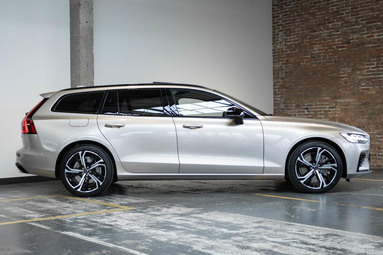 Volvo V60 2.0 T6 Plug-in hybrid AWD Plus Dark | Direct Leverbaar | Head-Up Display | 360º Camera | 19" Lichtmetalen Wielen | Premium Audio by Harman Kardon | Nappa Lederen Contourstoelen |