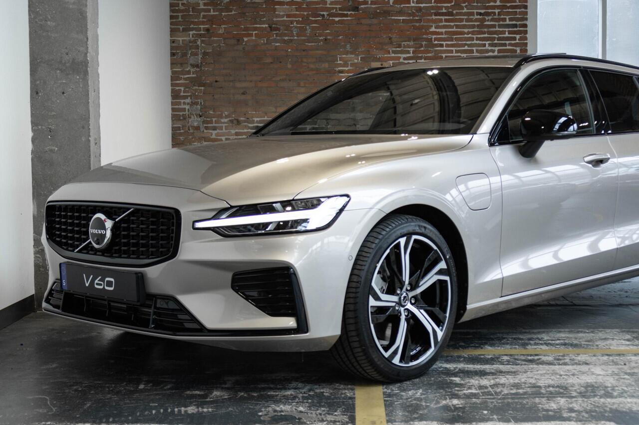 Volvo V60 2.0 T6 Plug-in hybrid AWD Plus Dark | Direct Leverbaar | Head-Up Display | 360º Camera | 19" Lichtmetalen Wielen | Premium Audio by Harman Kardon | Nappa Lederen Contourstoelen |