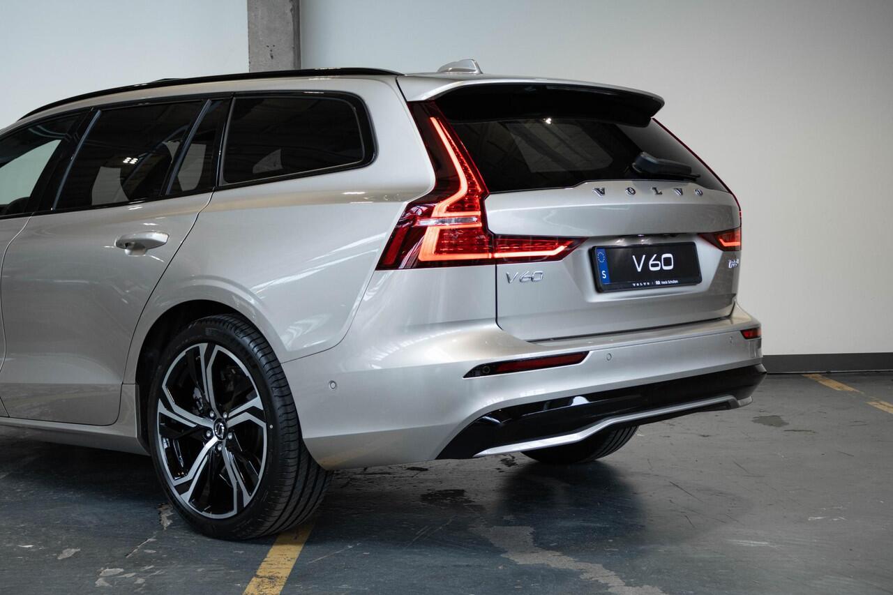 Volvo V60 2.0 T6 Plug-in hybrid AWD Plus Dark | Direct Leverbaar | Head-Up Display | 360º Camera | 19" Lichtmetalen Wielen | Premium Audio by Harman Kardon | Nappa Lederen Contourstoelen |