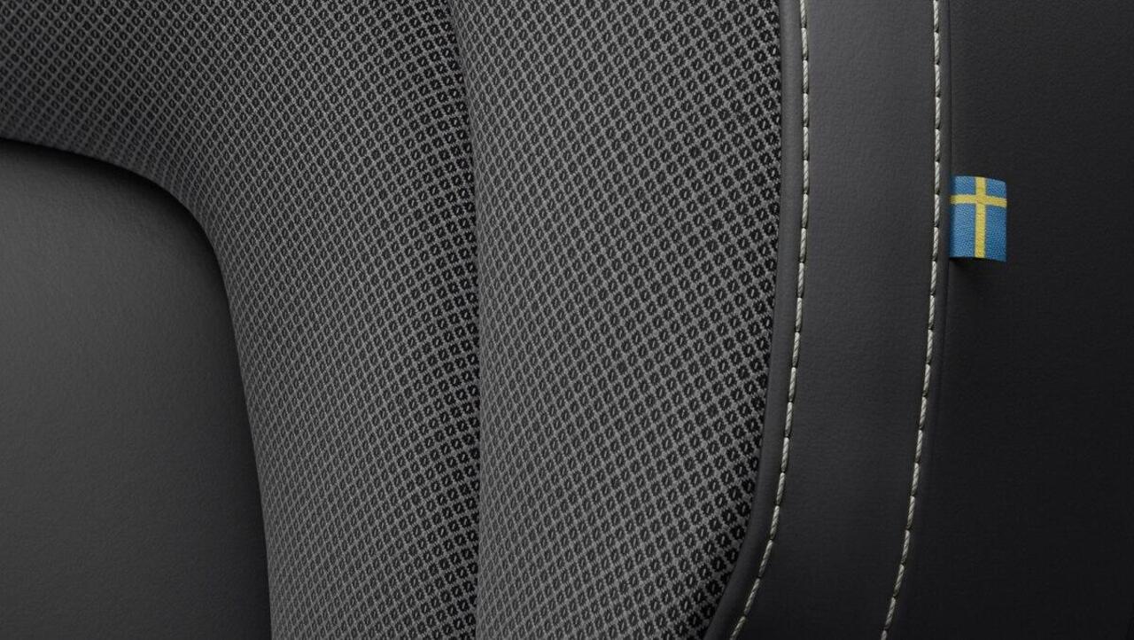 Volvo V60 T8 Plug-in hybrid AWD Plus Dark | Schuif/Kantel-Panoramadak | 360º Camera | Head-Up Display | Donker Getint Glas | 19" Lichtmetalen Wielen |