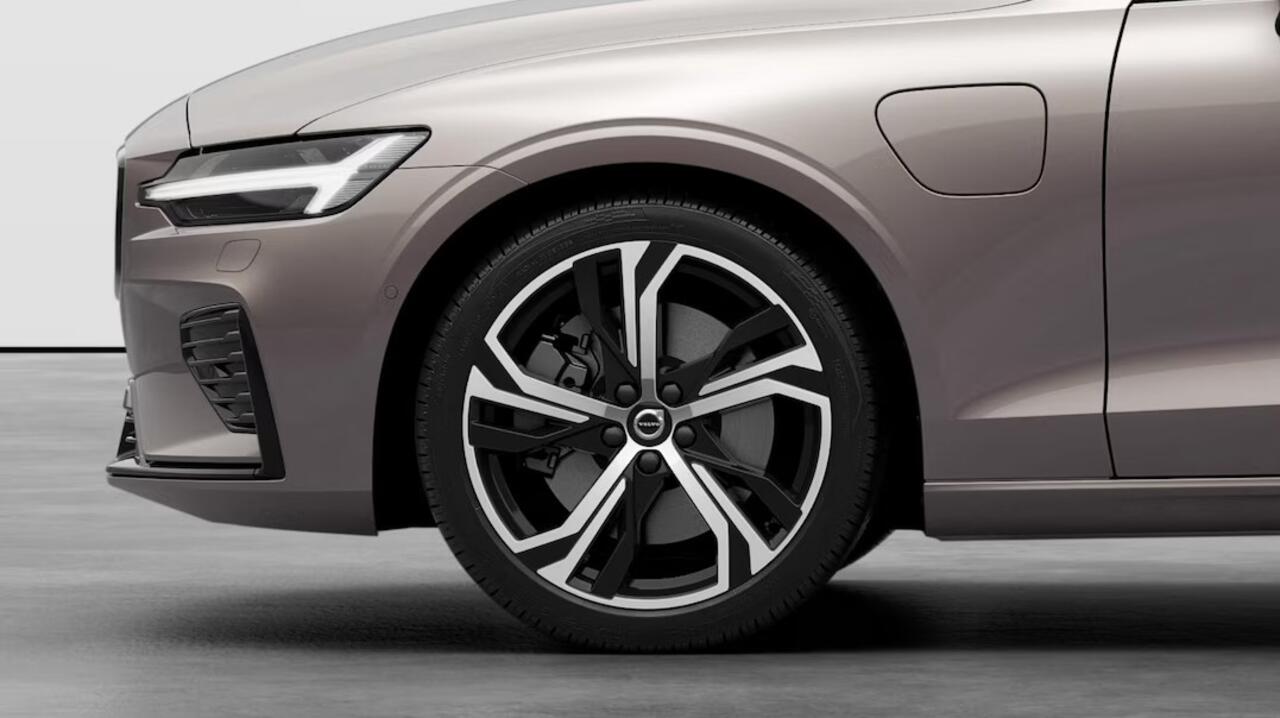 Volvo V60 T8 AWD Ultra Performance Edition Dark | Extra getint glas achter | 19" 5-triplespaaks Glossy Black Diamond Cut