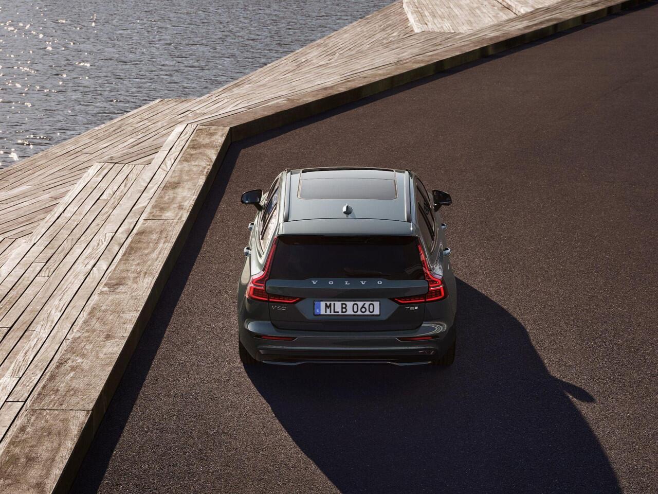 Volvo V60 T8 Plug-in hybrid AWD Plus Performance Edition | Dark | Premium Pack | Leder | Panorama dak | Direct leverbaar! |