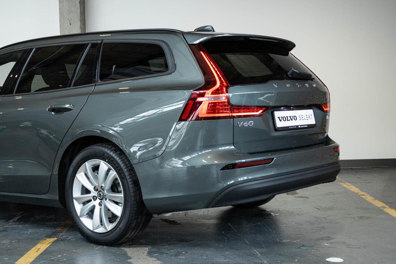 Volvo V60 B4 Essential Edition | Semi Elektrische wegklapbare Trekhaak | Stoelverwarming | Stuurwielverwarming | Parkeersensoren voor + achter | Parkeercamera | BLIS | Lederen Bekleding | Pilot Assist | Google Infotainment