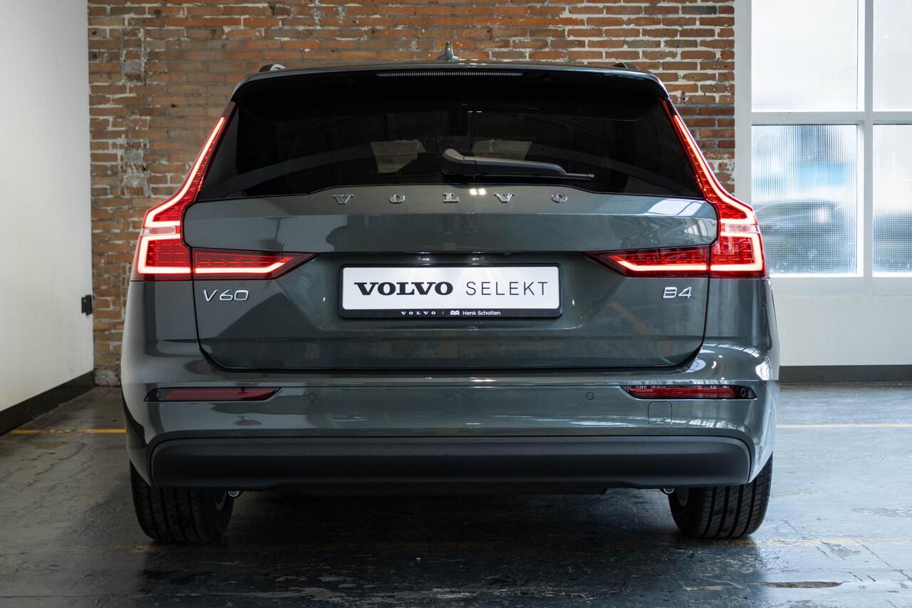 Volvo V60 B4 Essential Edition | Semi Elektrische wegklapbare Trekhaak | Stoelverwarming | Stuurwielverwarming | Parkeersensoren voor + achter | Parkeercamera | BLIS | Lederen Bekleding | Pilot Assist | Google Infotainment