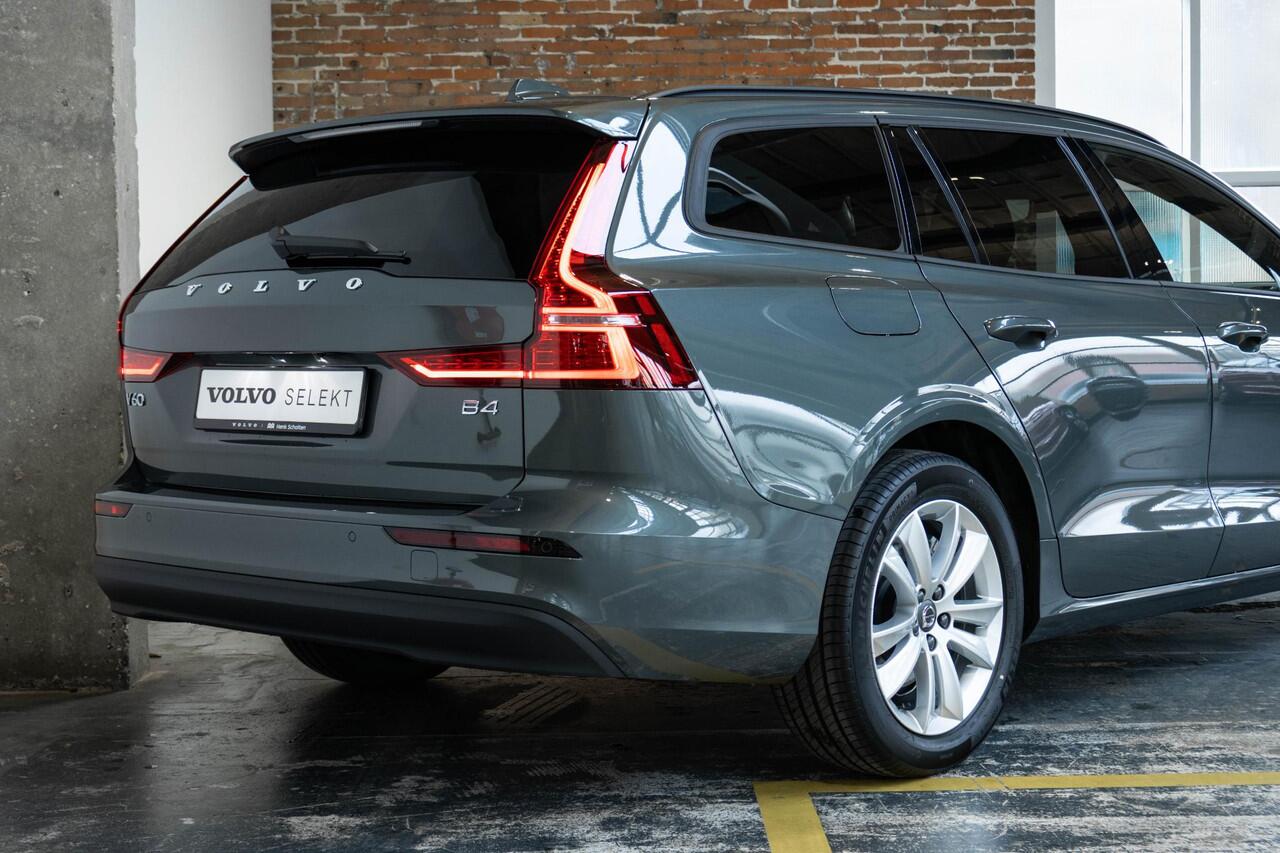 Volvo V60 B4 Essential Edition | Semi Elektrische wegklapbare Trekhaak | Stoelverwarming | Stuurwielverwarming | Parkeersensoren voor + achter | Parkeercamera | BLIS | Lederen Bekleding | Pilot Assist | Google Infotainment
