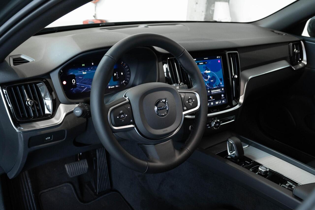 Volvo V60 B4 Essential Edition | Semi Elektrische wegklapbare Trekhaak | Stoelverwarming | Stuurwielverwarming | Parkeersensoren voor + achter | Parkeercamera | BLIS | Lederen Bekleding | Pilot Assist | Google Infotainment