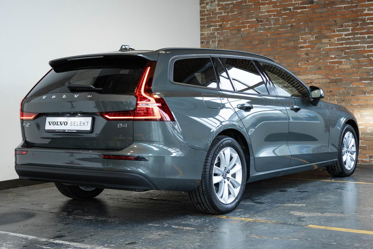 Volvo V60 B4 Essential Edition | Semi Elektrische wegklapbare Trekhaak | Stoelverwarming | Stuurwielverwarming | Parkeersensoren voor + achter | Parkeercamera | BLIS | Lederen Bekleding | Pilot Assist | Google Infotainment