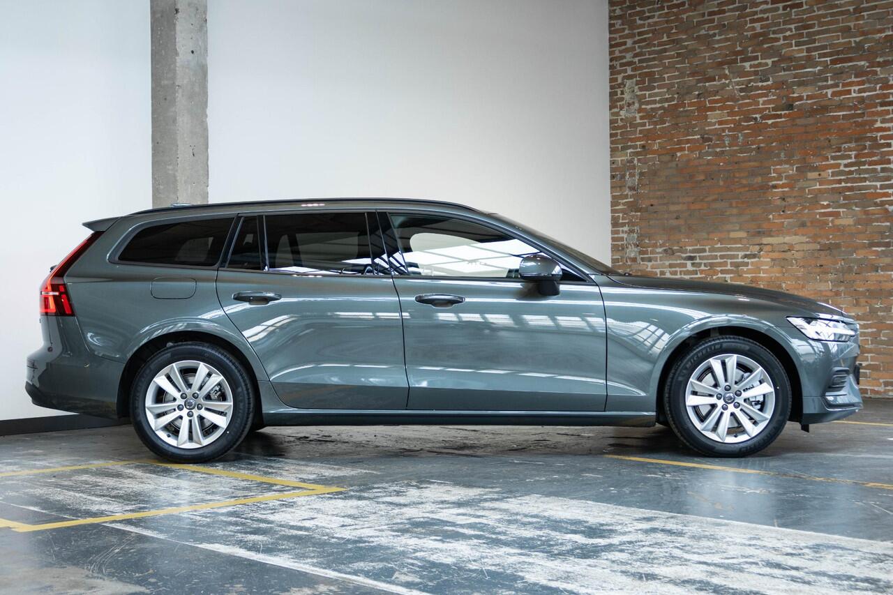 Volvo V60 B4 Essential Edition | Semi Elektrische wegklapbare Trekhaak | Stoelverwarming | Stuurwielverwarming | Parkeersensoren voor + achter | Parkeercamera | BLIS | Lederen Bekleding | Pilot Assist | Google Infotainment