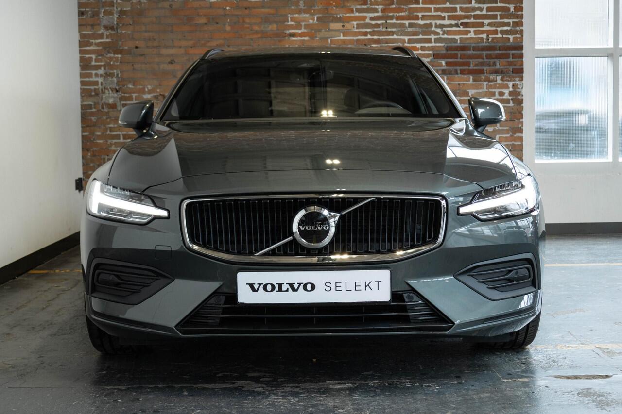 Volvo V60 B4 Essential Edition | Semi Elektrische wegklapbare Trekhaak | Stoelverwarming | Stuurwielverwarming | Parkeersensoren voor + achter | Parkeercamera | BLIS | Lederen Bekleding | Pilot Assist | Google Infotainment